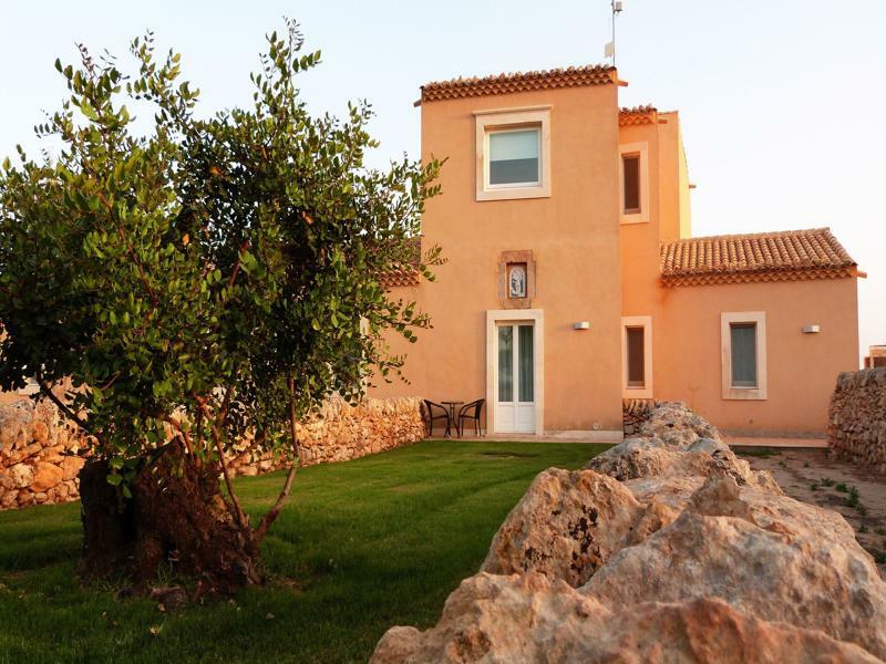 Antica Locanda Del Golf Ragusa Bagian luar foto